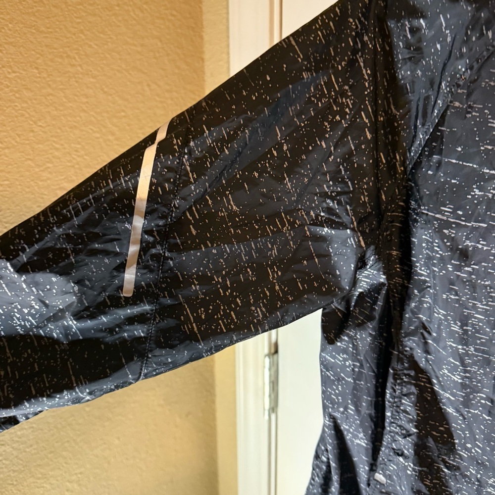 Elevate Reflective Black Lightweight Running Jack… - image 6